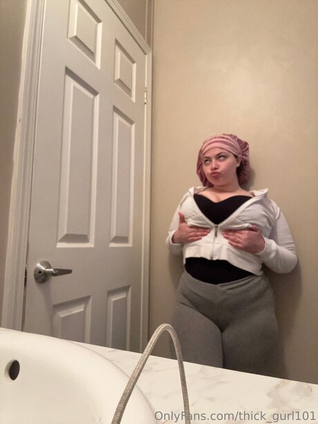 Thick Gurl101 pornstar erotic images