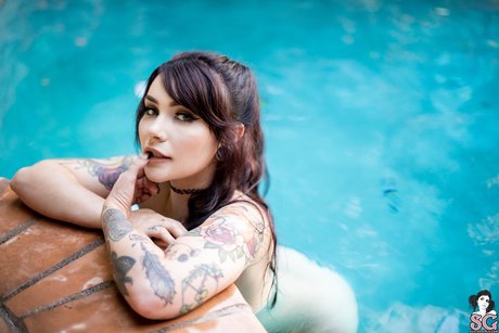 Elise Tails adult model galleries