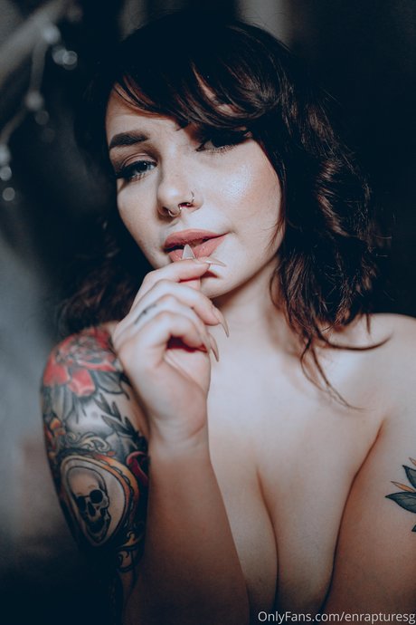 Elise Tails porn model photo
