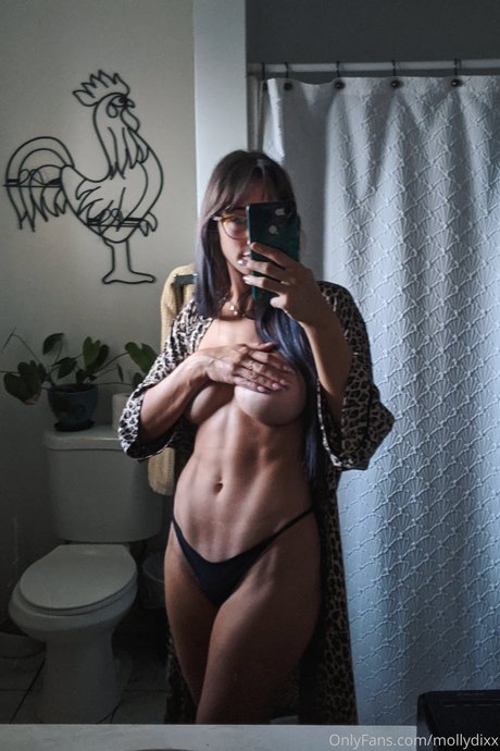 Molly Dixx model hot pic