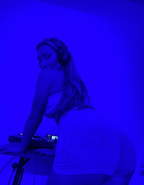 Katezb03 top profile image