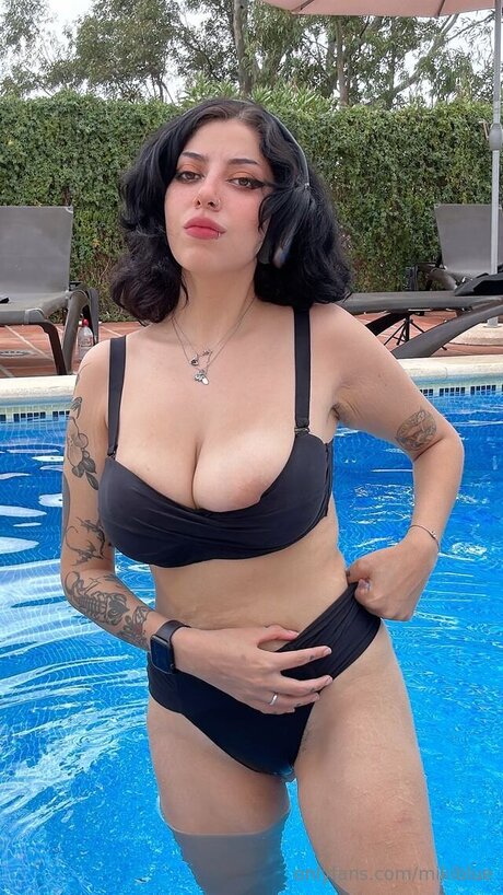 Kittydanx model erotic pic
