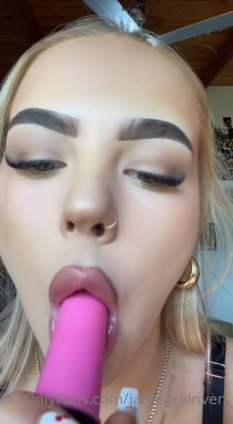 Jade Mckinven star pretty pictures