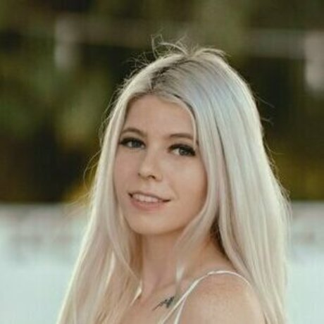 zoeybrooks18 adult model pic