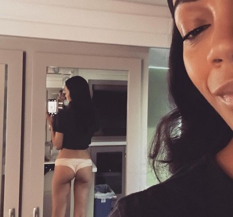 Zoe Saldana erotic actress pic