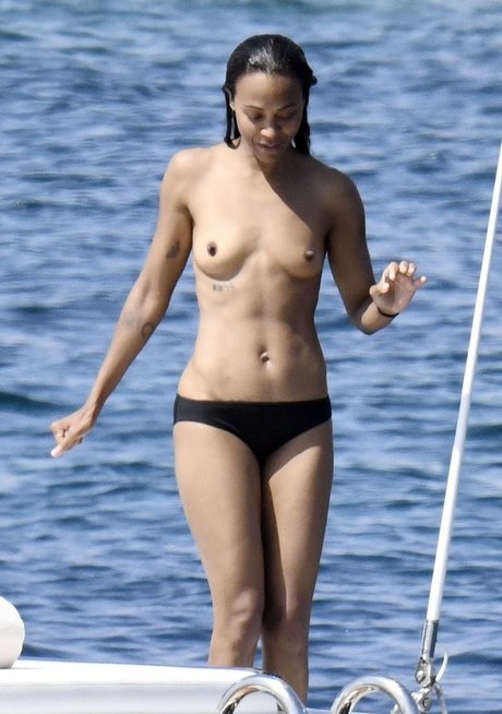 Zoe Saldana model adult picture
