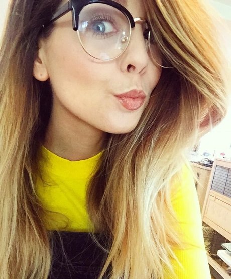 Zoe Sugg nice star img