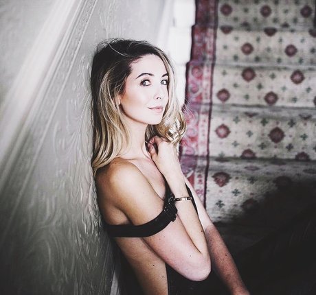 Zoe Sugg star perfect archive