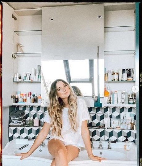 Zoe Sugg nude actress img
