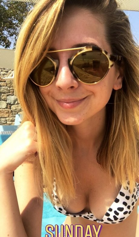 Zoe Sugg art star photo