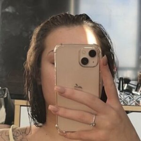 Zoehenrixx model hot pics