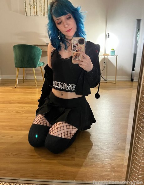 zerggiee sexy model pic
