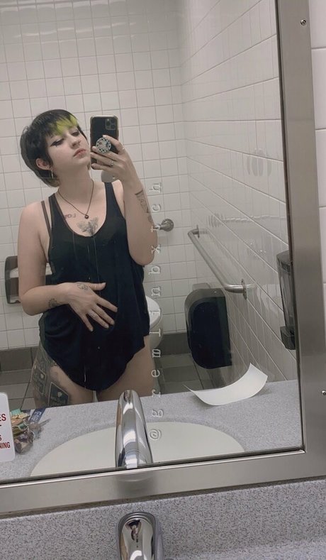 Gremlinbxtch sexy model images