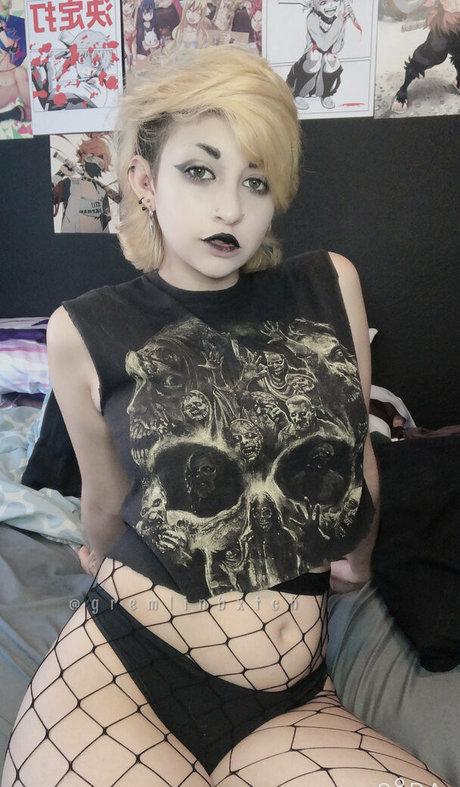 Gremlinbxtch model sexy photo