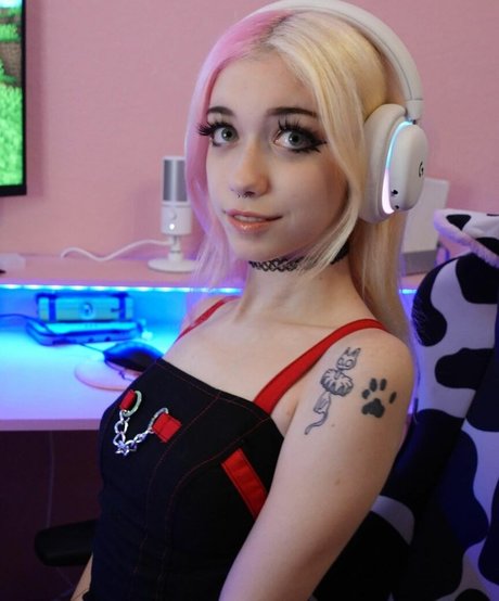 Iluvmeww naked pornstar pic