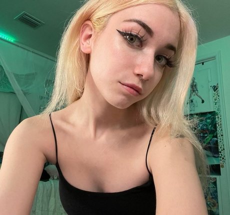 Iluvmeww xxx model photo