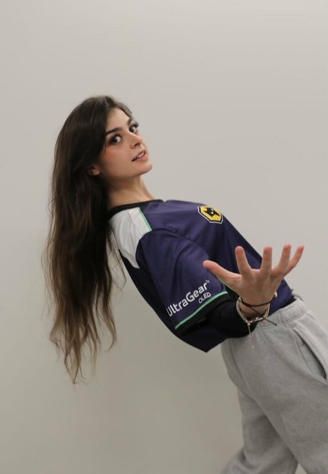 Aruuu sexy actress gallery