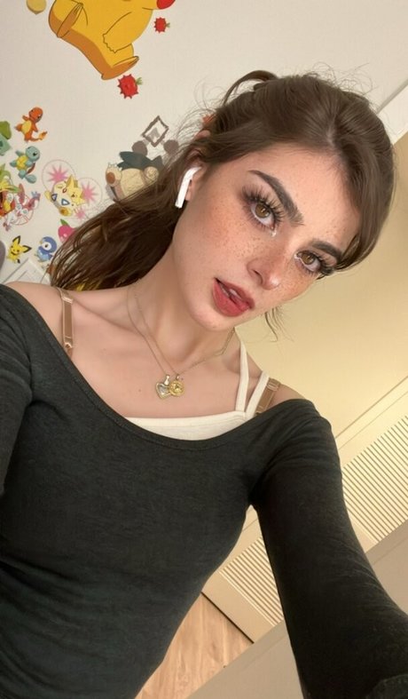 Aruuu model sexy image