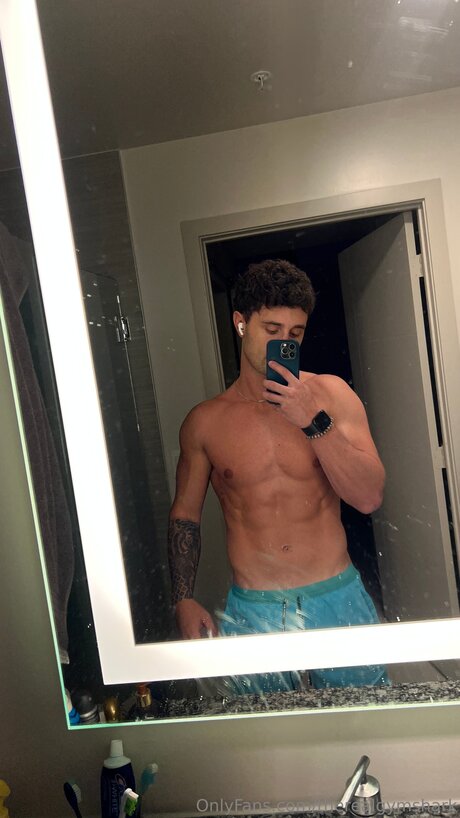 Therealgymshark star porn pic