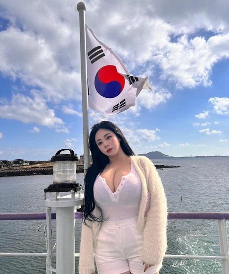 Jung Hye Bin star erotic photos
