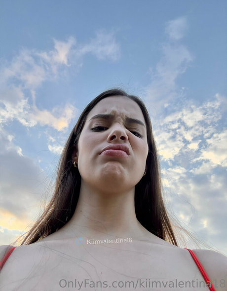 Kiimvalentina18 sexy pornstar pic