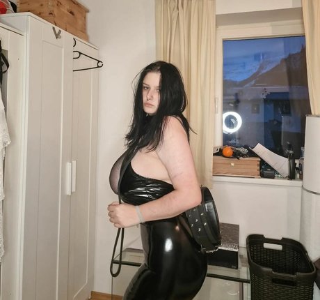 thethreeheadedsnake model free pic