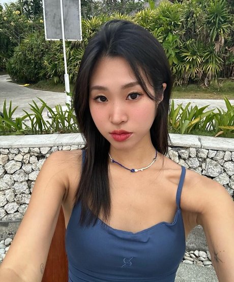 Dadacafe model nude picture