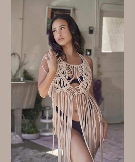 Emily Tosta nude model images