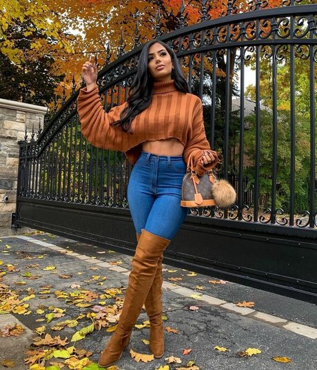 Aneeqa Farid pornographic model photo