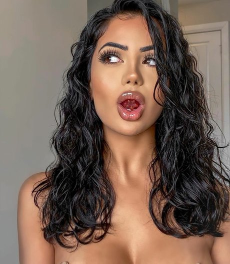 Aneeqa Farid model adult pic