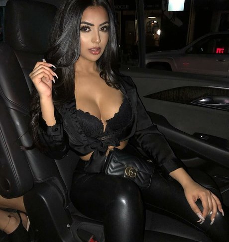 Aneeqa Farid nude model images