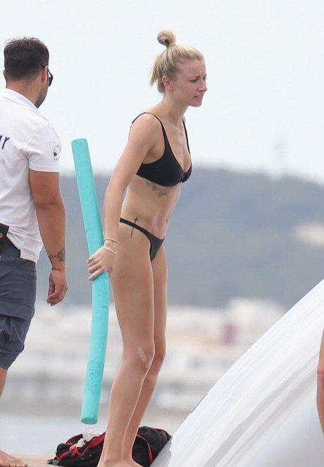 Leah Williamson nude actress picture