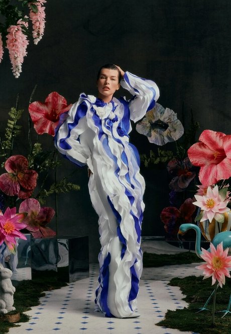Milla Jovovich hot actress img