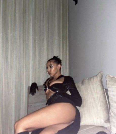 black hair onlyfans top photo