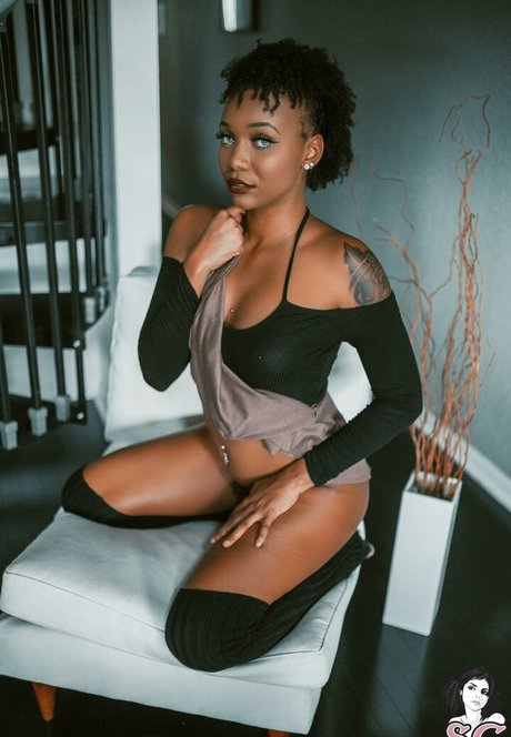 Naomi SG hot model image