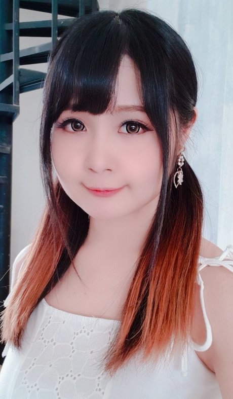 Clarissa Punipun model art galleries