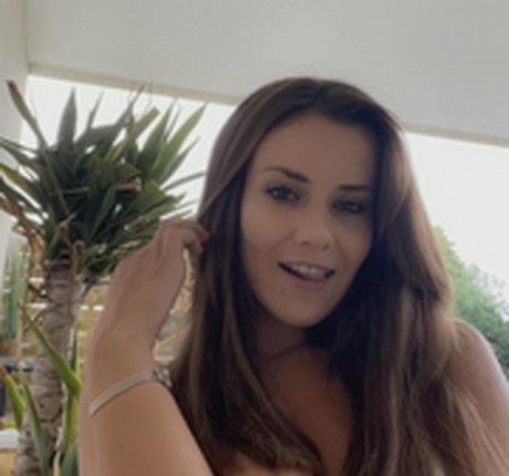 Mina Sauvage sexy actress pic