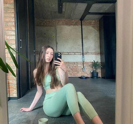 Aloona Larionova hd actress pics