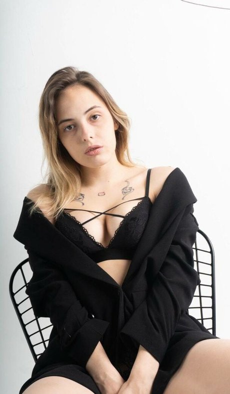 Nikol Koulen star hot images