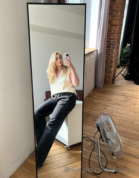 emily lyy nice model pics