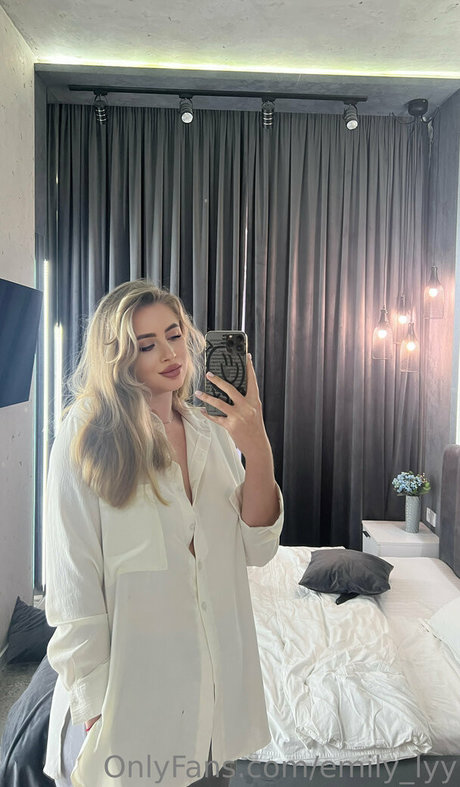 emily lyy hot pornstar pics
