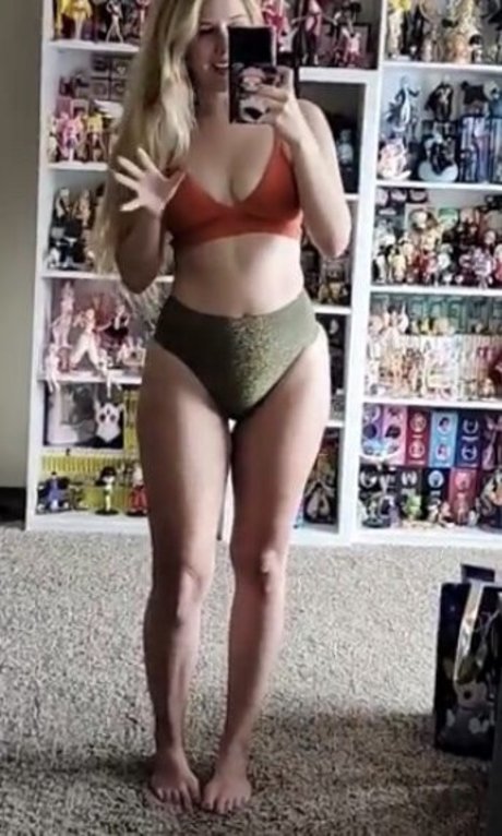 Everyday Harleyquinn nude model gallery