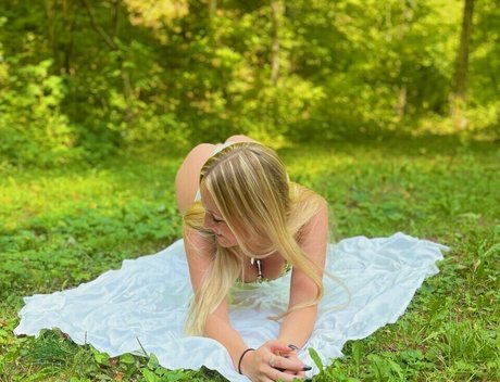Anya Truax star images