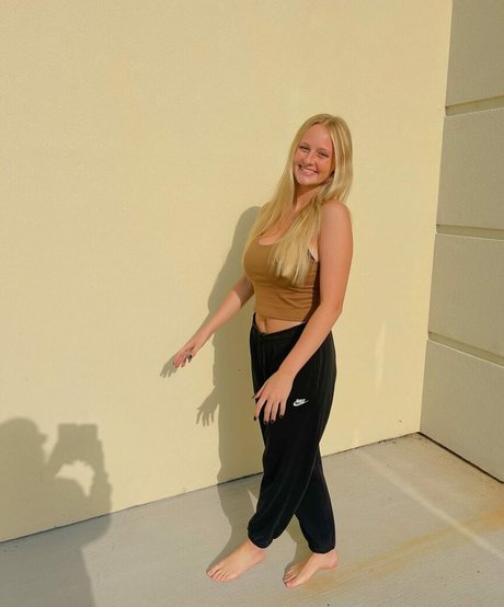 Anya Truax naked model pictures