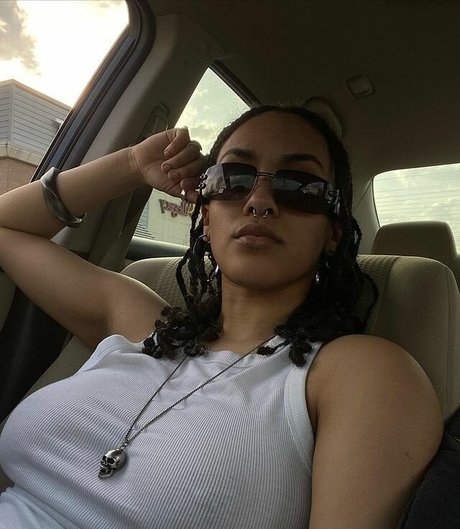 Aaliyeezy star top images