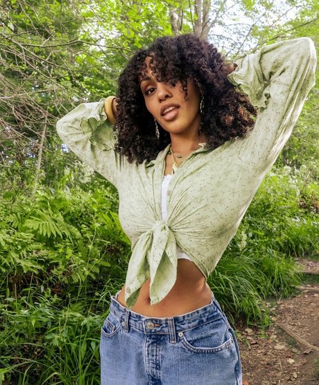 Aaliyeezy sexy model images