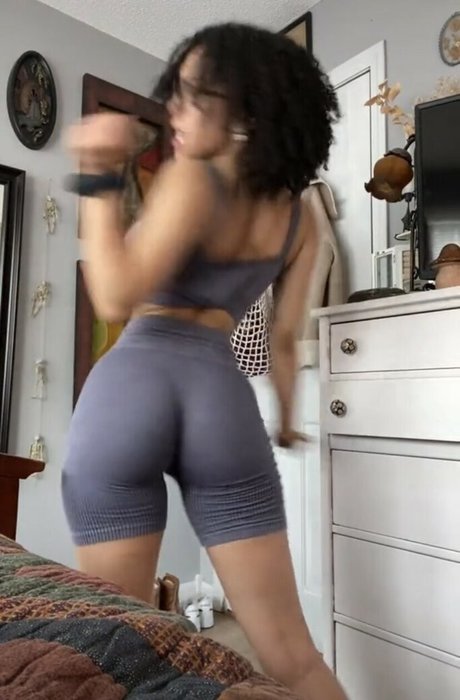 Aaliyeezy star top images