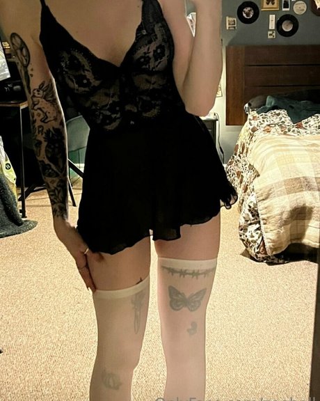 Zee Hell model adult pic