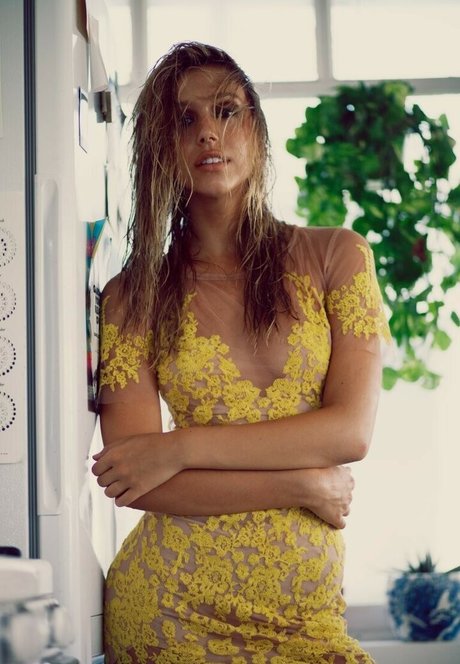 Alexis Ren porn actress photo