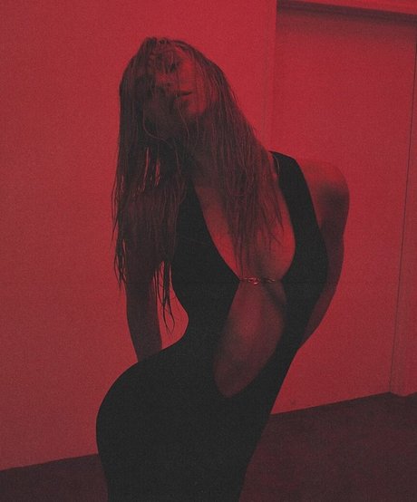 Alexis Ren star high quality photo